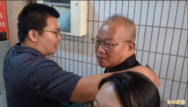 配合中共捏造大选假民调 记者和民调专家被判刑 配合中共捏造大选假民调 记者和民调专家被判刑
