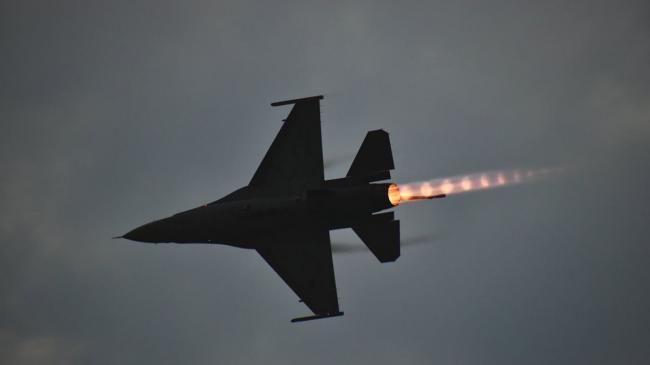 乌克兰 F-16 战机坠机 疑似遭击落 乌克兰 F-16 战机坠机 疑似遭击落