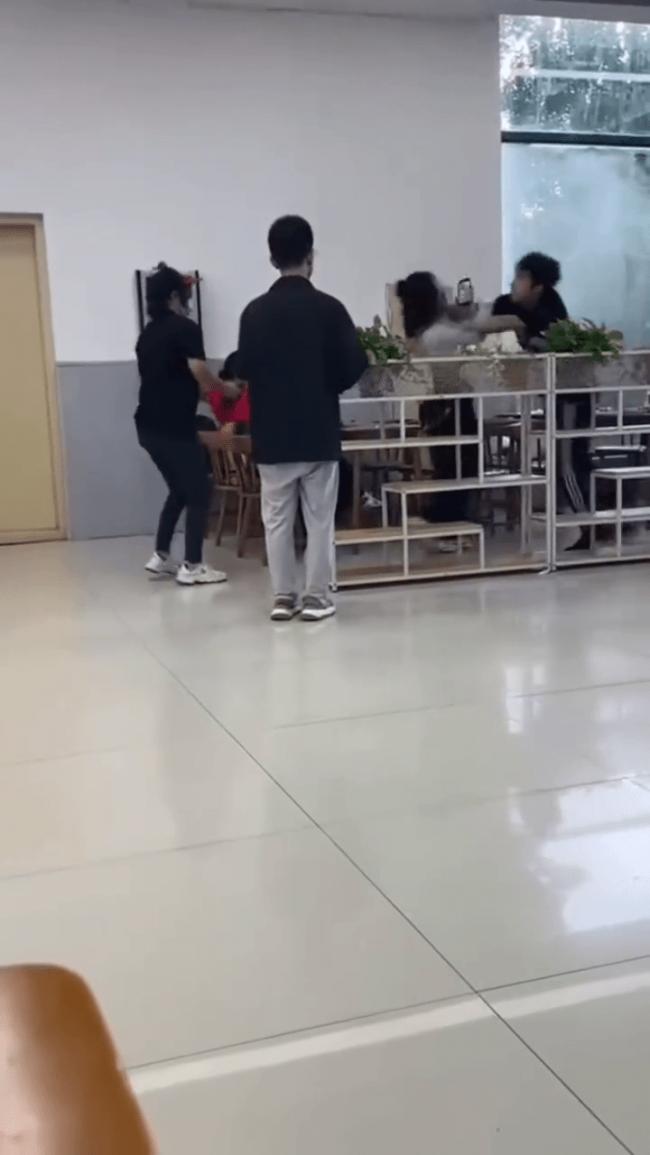 学生打架   师范大学男生连挥10拳击倒女生