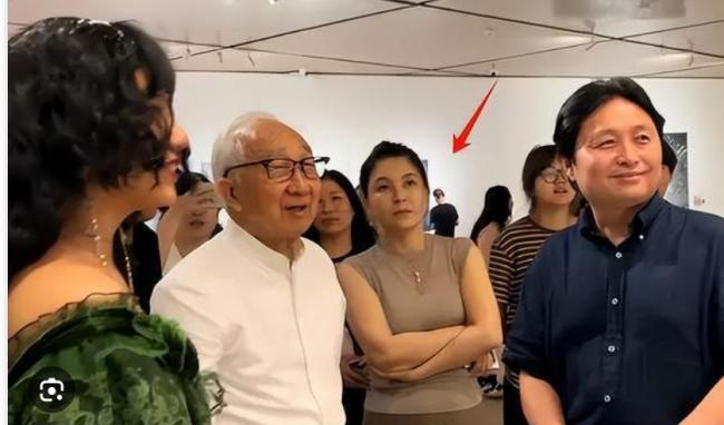 中国90岁油画大师 小44岁娇妻是影视明星 中国90岁油画大师 小44岁娇妻是影视明星