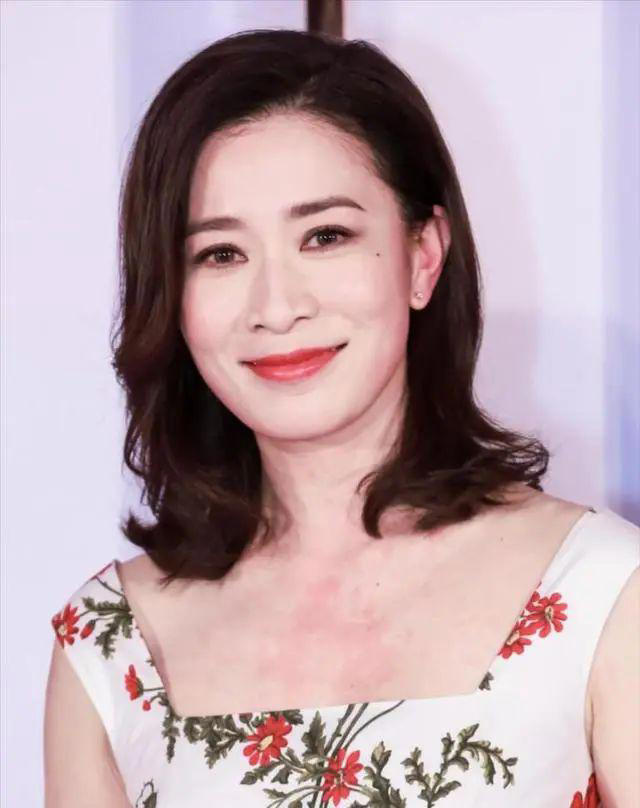49岁佘诗曼近况 不恋爱不结婚 每月躺赚20万 49岁佘诗曼近况 不恋爱不结婚 每月躺赚20万