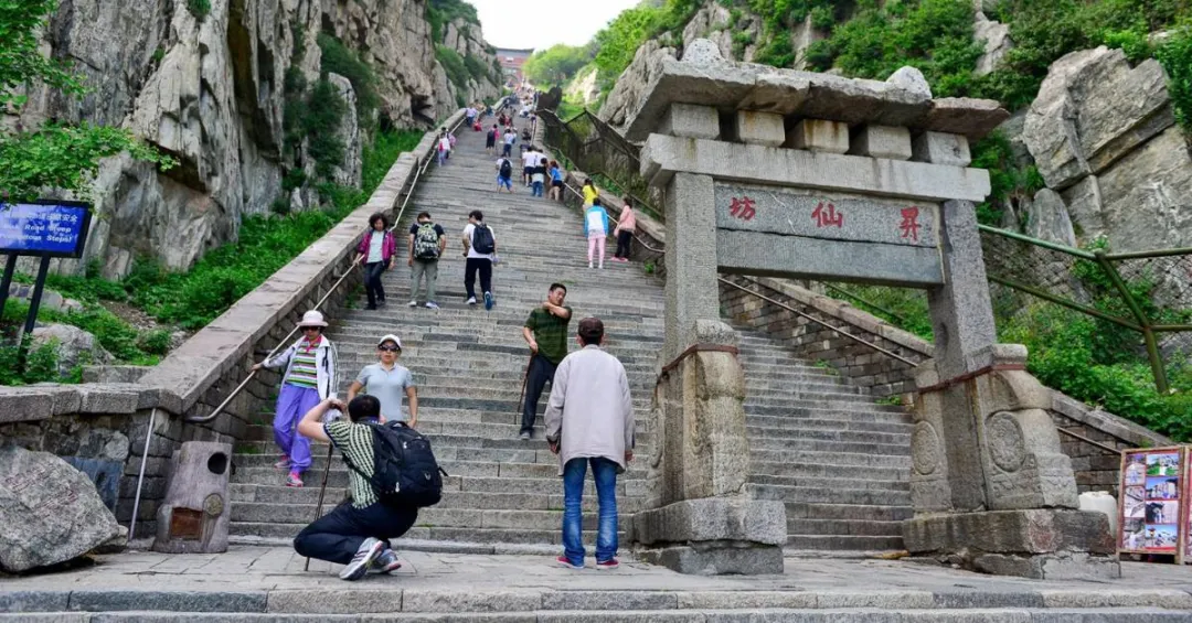 背人爬山，一夜爆火！今年国庆“导游”很奇葩