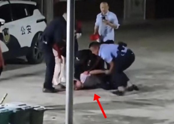 男子深夜开车撞入邻居家