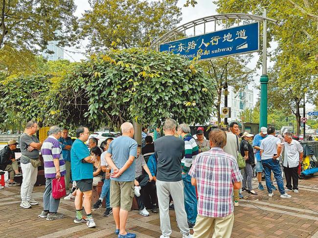 这波太牛了    上海街头股市沙龙火热