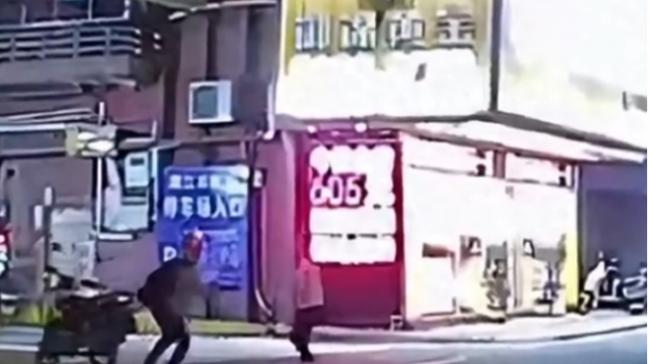 广东头盔男深夜闯金店打劫 广东头盔男深夜闯金店打劫
