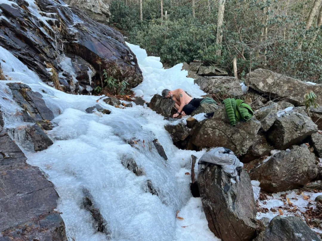 困在哀牢山，他们临死前脱掉衣服还面露微笑