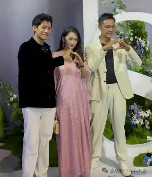 婚礼成了演唱会？这对夫妻人缘是真好