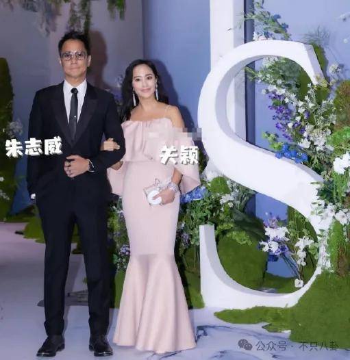 婚礼成了演唱会？这对夫妻人缘是真好