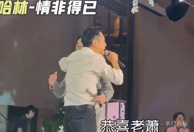 婚礼成了演唱会？这对夫妻人缘是真好