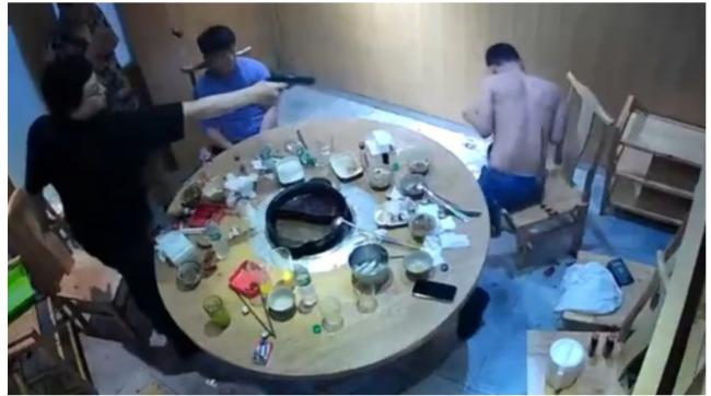 惊悚影片:菲律宾火锅店中国男开7枪轰毙同胞 惊悚影片:菲律宾火锅店中国男开7枪轰毙同胞
