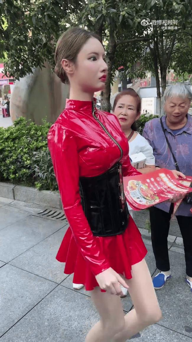 重庆街头“美女机器人” 发传单