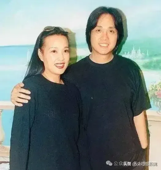 刘晓庆被爆出轨小20岁摄影师 装小女生 内容炸裂