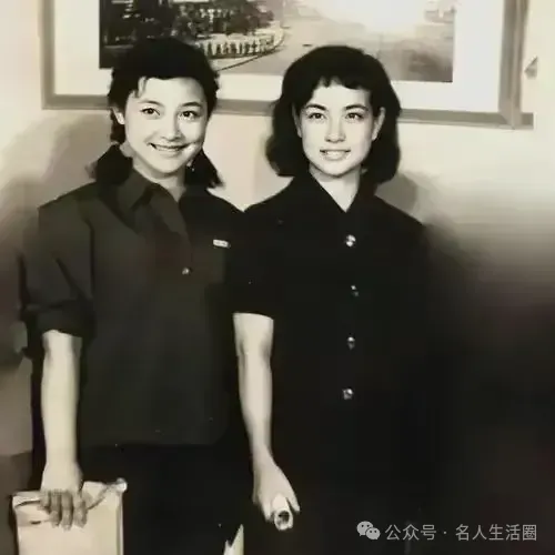 八十年代刘晓庆与众星合影，她竟然是美女