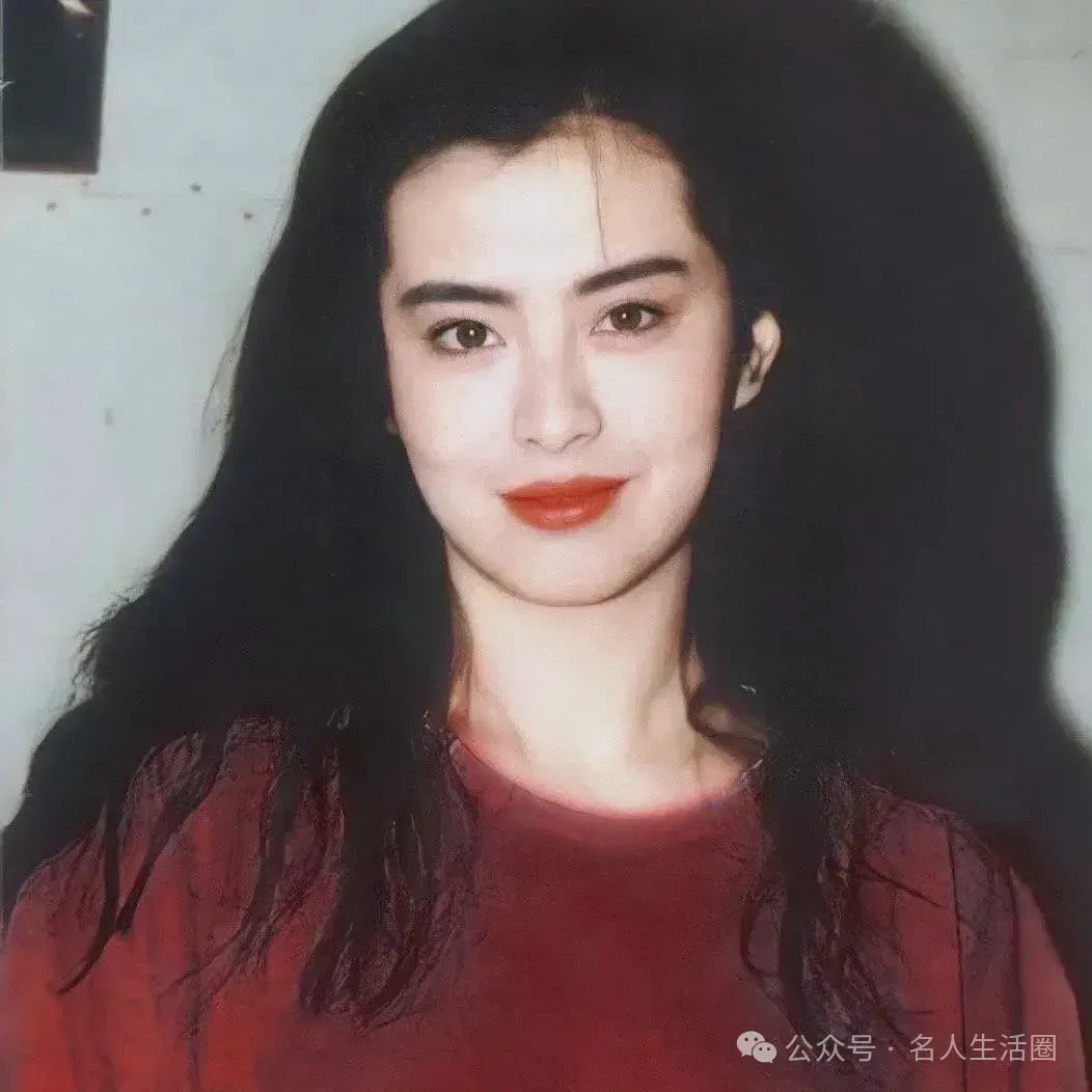 八十年代刘晓庆与众星合影，她竟然是美女