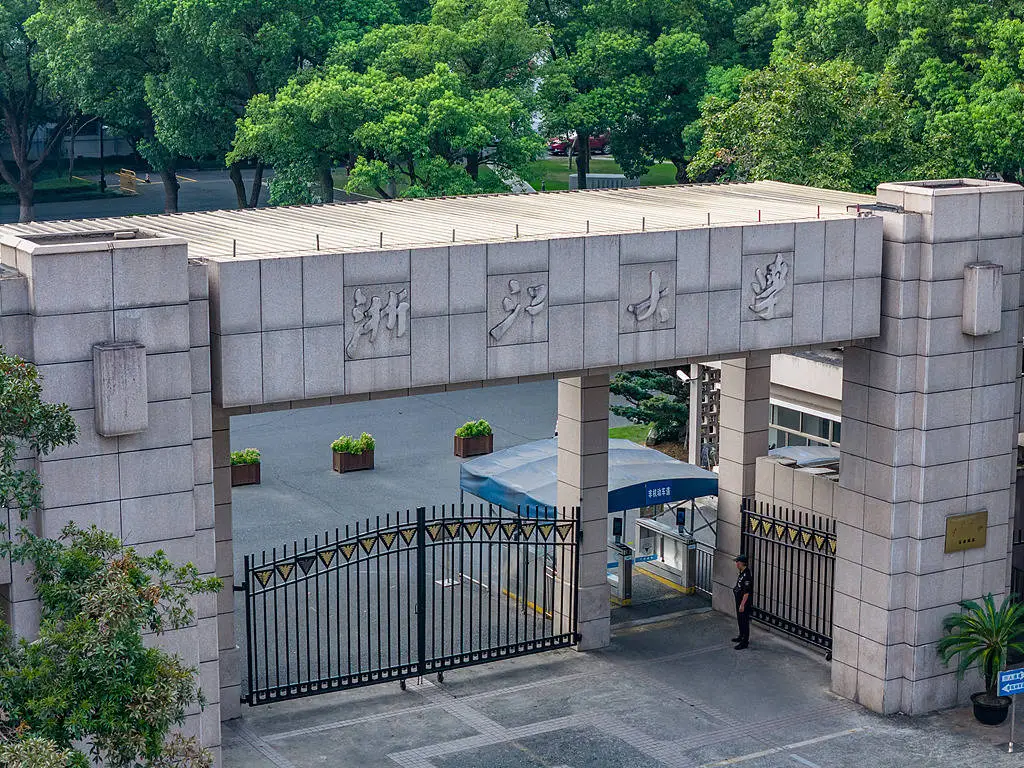 破防了...浙大受助学生晒国内外旅游照片