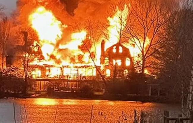 最贵的晚餐!车库炸火鸡 0多万房子烧精光 最贵的晚餐!车库炸火鸡 0多万房子烧精光