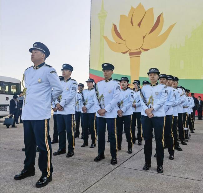 习近平狂赞这里  还留宿一夜  彭丽媛拥抱小童