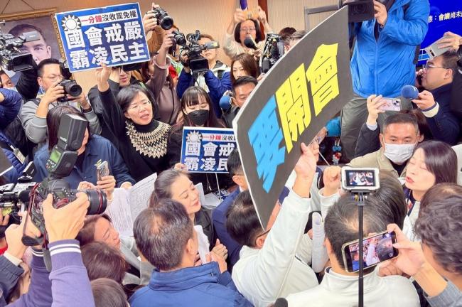 谁在背后跳大神？国民党为何疯狂如斯