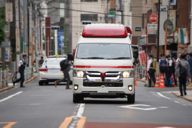 5秒惊悚画面：女大生教室挥铁锤敲人脑袋