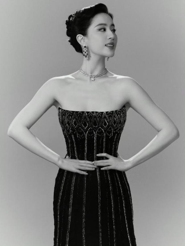 刘亦菲身穿高定亮相 诠释优雅新高度 刘亦菲身穿高定亮相 诠释优雅新高度