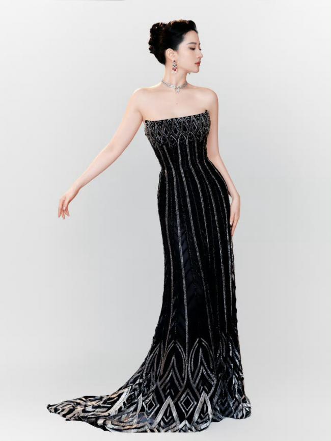 刘亦菲身穿高定亮相 诠释优雅新高度 刘亦菲身穿高定亮相 诠释优雅新高度