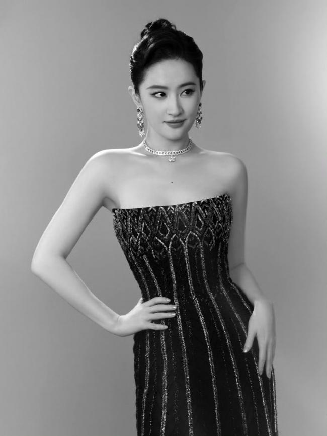 刘亦菲身穿高定亮相 诠释优雅新高度 刘亦菲身穿高定亮相 诠释优雅新高度