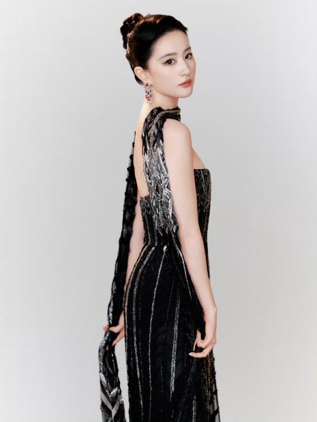 刘亦菲身穿高定亮相 诠释优雅新高度 刘亦菲身穿高定亮相 诠释优雅新高度