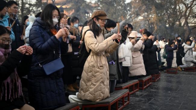 工作难找  中国年轻人绞尽脑汁省钱