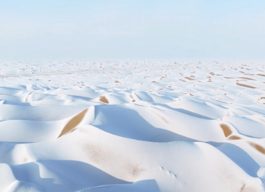 塔克拉玛干沙漠降雪 雾凇奇观美如画