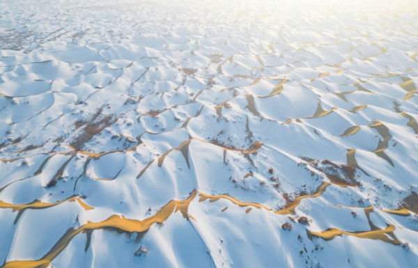 塔克拉玛干沙漠降雪 雾凇奇观美如画