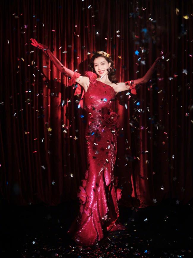 钟楚曦穿自己画的裙子上春晚 港风玫瑰造型绝了 钟楚曦穿自己画的裙子上春晚 港风玫瑰造型绝了
