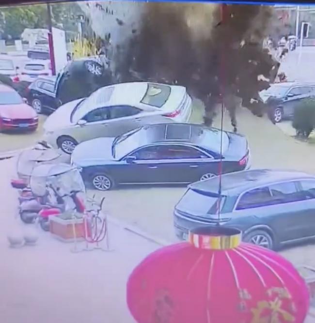 小孩下水道放炮仗 引发大爆炸多辆豪车受损