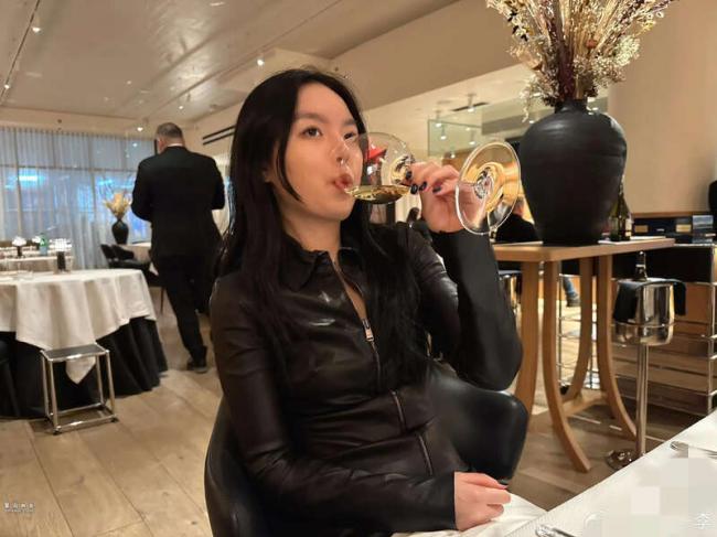 李咏妻女在美晒年夜饭 已完全西化 李咏妻女在美晒年夜饭 已完全西化