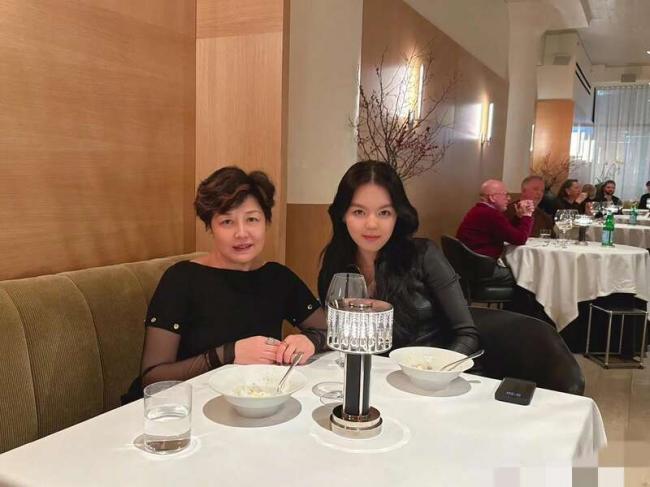 李咏妻女在美晒年夜饭 已完全西化 李咏妻女在美晒年夜饭 已完全西化