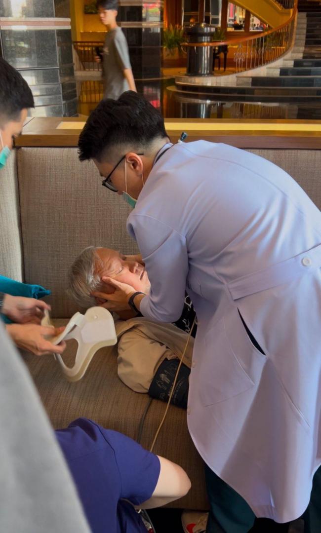 薛蛮子身亡?妻子急澄清 疯传担架照真相系... 薛蛮子身亡?妻子急澄清 疯传担架照真相系...