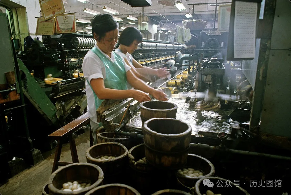 實拍1985年杭州絲綢廠：車間女工年輕漂亮，國營大廠飯菜讓人羨慕