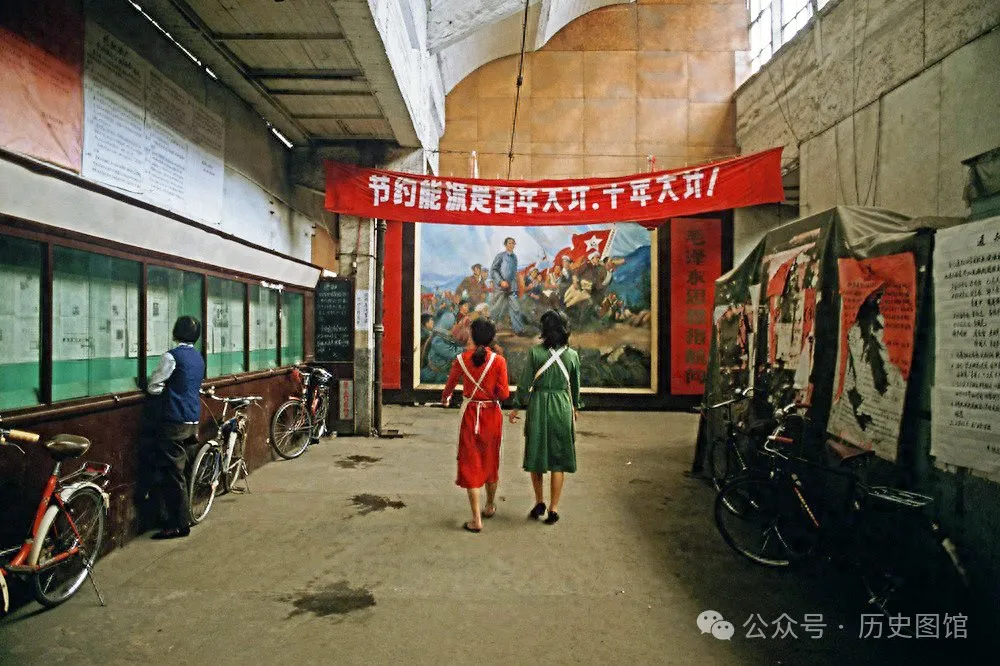 實拍1985年杭州絲綢廠：車間女工年輕漂亮，國營大廠飯菜讓人羨慕