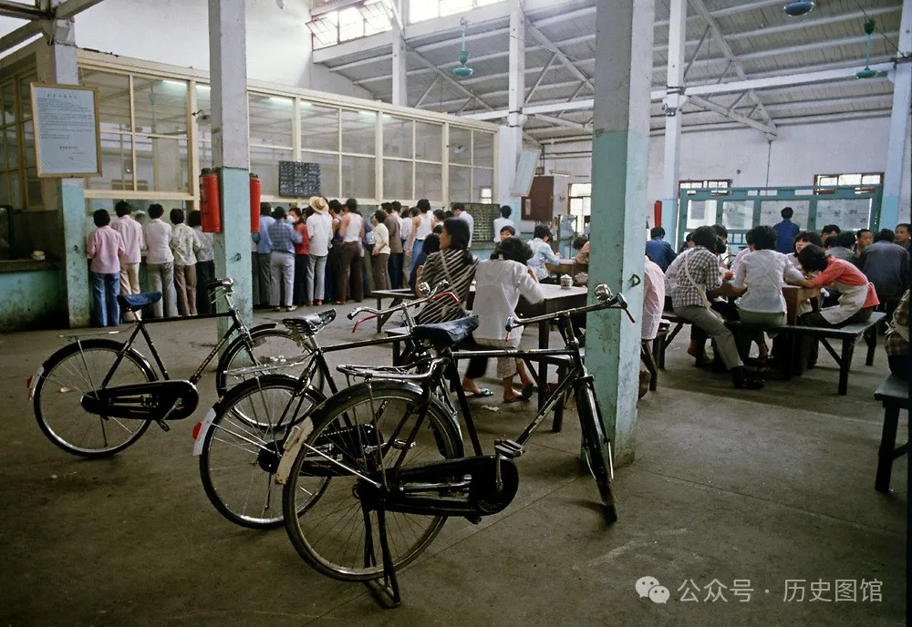 實拍1985年杭州絲綢廠：車間女工年輕漂亮，國營大廠飯菜讓人羨慕