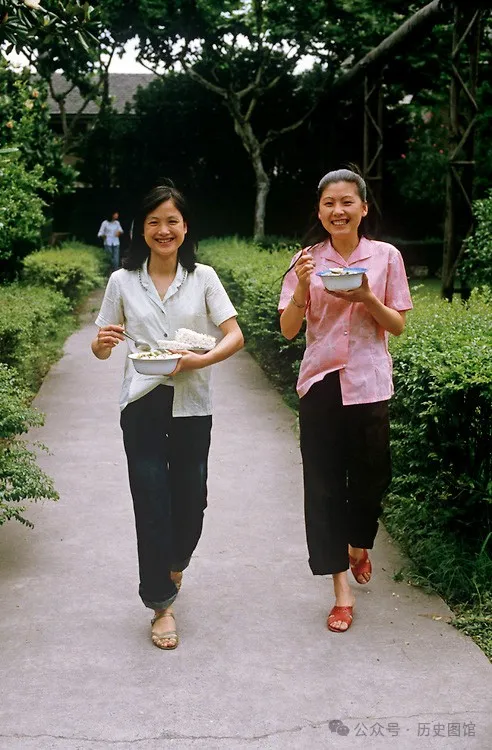 實拍1985年杭州絲綢廠：車間女工年輕漂亮，國營大廠飯菜讓人羨慕