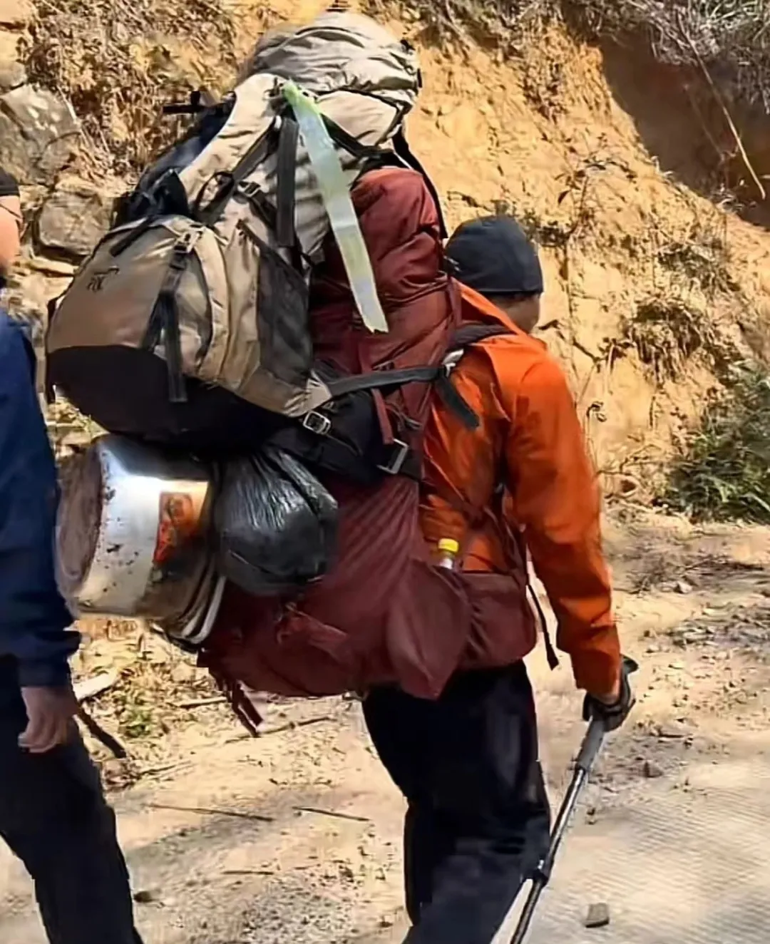 为何徒步人登山，喜欢带着活鸡？