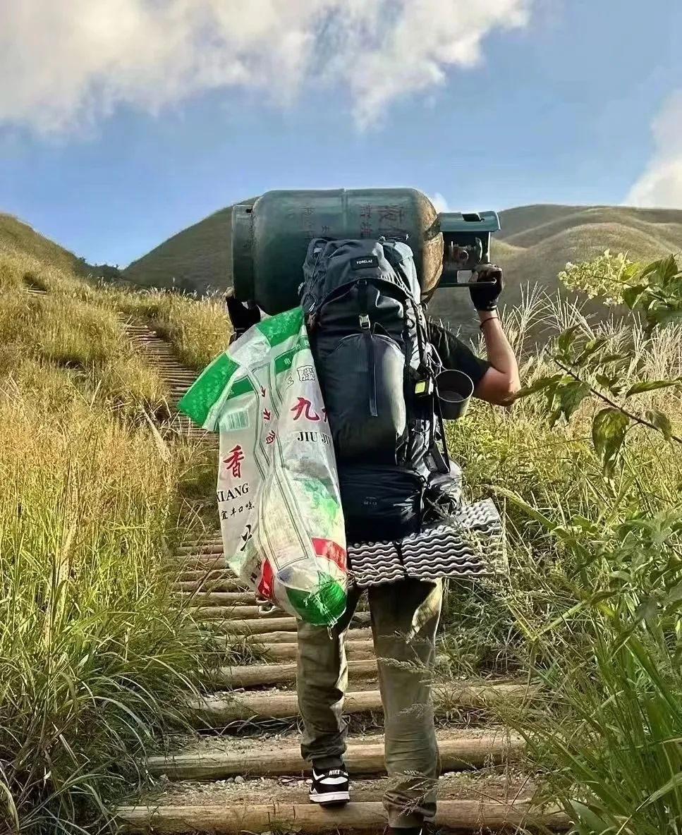 为何徒步人登山，喜欢带着活鸡？