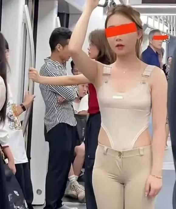 女子搭地铁 网：这么好看的姑娘被衣服毁了