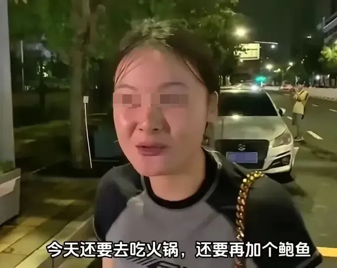 小夫妻晚上拍违章月入几十万，遭网友攻击后反呛