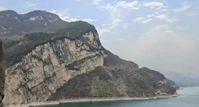 游客旅行随手拍到湖北 “小狗山”  爆火网络