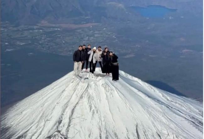 7中国人登顶富士山顶 照片疯传 日网笑爆