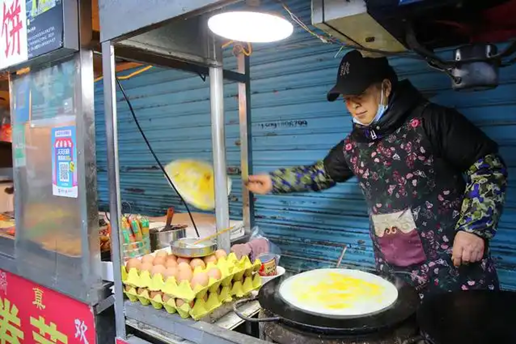 抢谁的饭碗？中国首个煎饼果子机器人营业