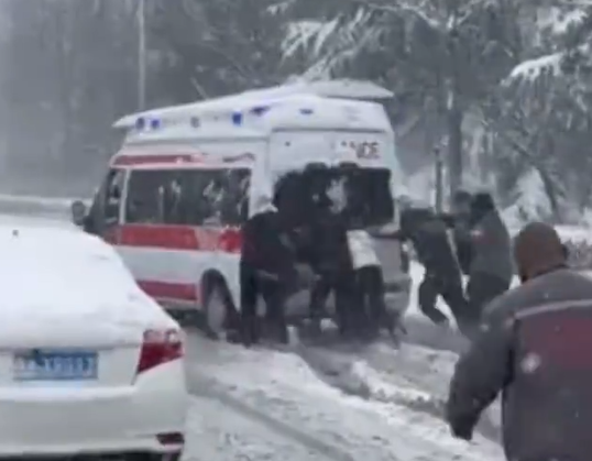 大暴雪未停!济南20小时下“387个大明湖” 大暴雪未停!济南20小时下“387个大明湖”