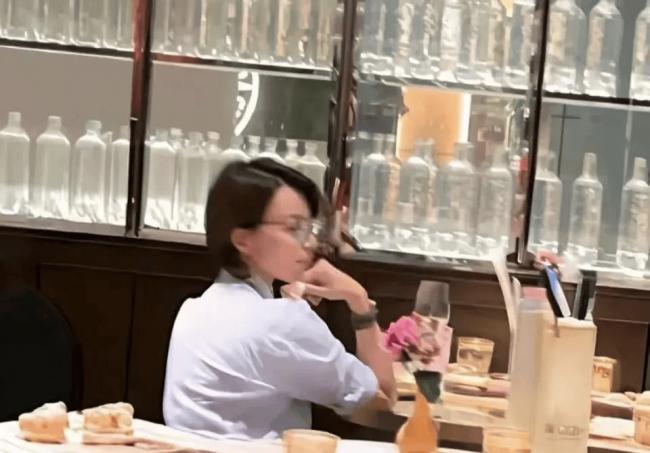 董卿上海吃饭被拍，穿白衬衣戴框架眼镜优雅