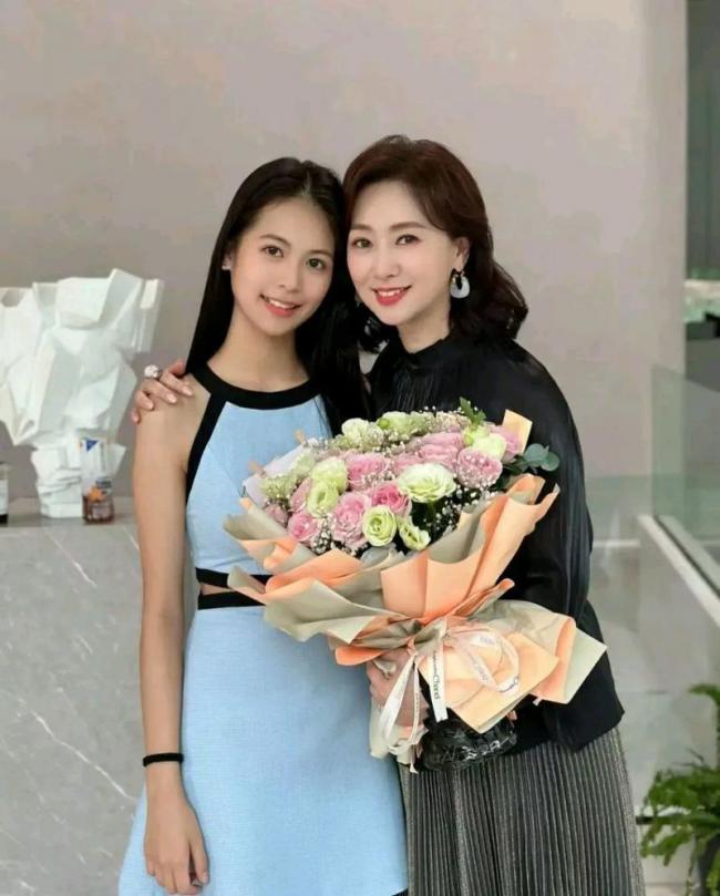 分居婚姻：女儿和老公在国外 翁虹独居浙江豪宅
