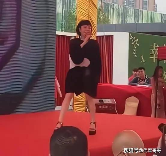 从代言费1.3亿到县城卖唱，她到底经历了什么
